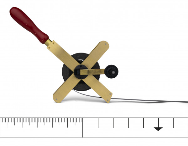 Mètre Ruban Weiss en acier à cadre laiton en X - laqué blanc